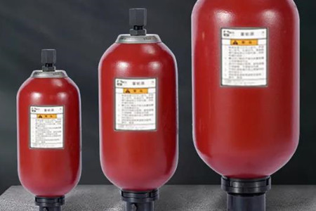 管路式蓄能器的工作原理、作用和操作方法